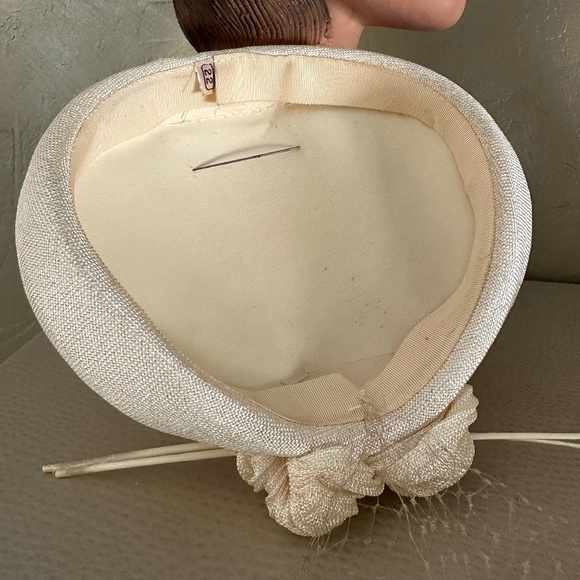 FASHIONABLE 1950s\' OFF-WHITE FABRIC CAP WITH FEATHER QUILL TRIM + VEIL
